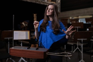 Die Musikerin Caroline Eyck mit ihrem Instrument das Theremin. Caroline Eyck tritt als Solistin mit dem Sinfonieorchester Biel Solothurn auf und posiert in der Zwinglikirche in Biel, am 03.09.2025. Foto: Christian Pfander / Tamedia AG
